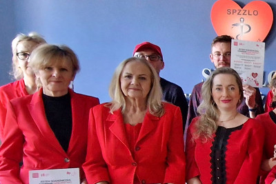 Dyrekcja SPLO Warszawa Żoliborz-Bielany ubrana czerwono.