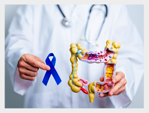 Lekarz trzyma model jelita grubego oraz niebieską wstążkę symbolizującą profilaktykę raka jelita grubego.